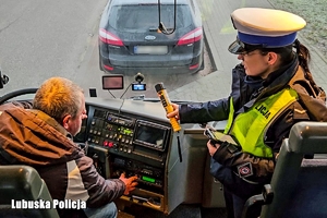 policjantka kontroluje trzeźwość kierowcy