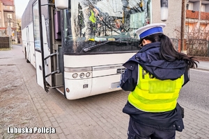 policjanci kontrolują autobus i kierowcę