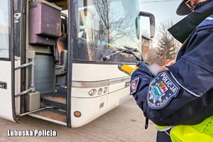 policjanci kontrolują autobus i kierowcę