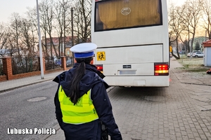 policjantka sprawdza oświetlenie w autobusie