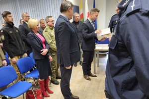 wręczenie wyróżnień policjantom przez Wicestarostę Krośnieńskiego oraz Burmistrza Krosna Odrzańskiego