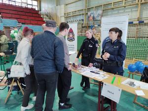 policjantki rozmawiają z uczestnikiem targów