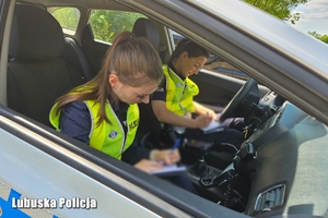 policjantki siedzą w radiowozie w trakcie czynności służbowych