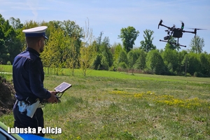 policjant obsługuje drona