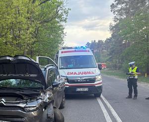 rozbity samochód, karetka, policjantka
