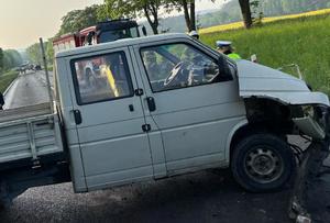 rozbity samochód,w  tle policjanci, strażacy, wóz strażacki