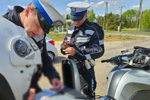 policjanci przy motocyklach w trakcie czynności służbowych