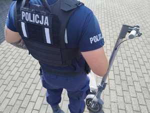 policjant obok hulajnogi