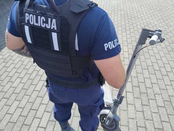 Hulajnoga elektryczna - policjanci przypominają podstawowe przepisy i zasady użytkowania