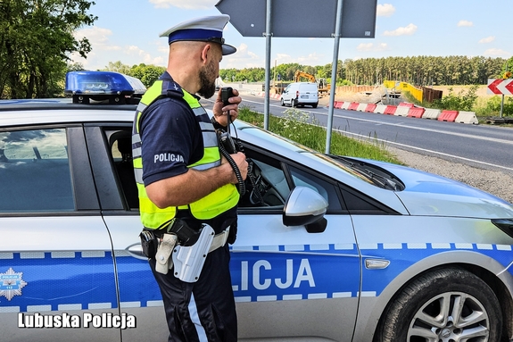 policjant przy radiowozie