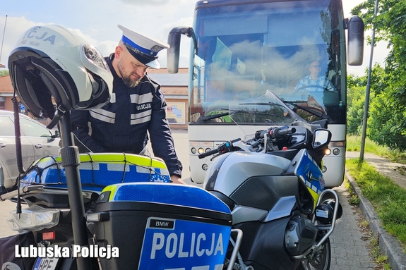 AUTOKAR POD LUPĄ – POLICJANCI DBAJĄ O BEZPIECZEŃSTWO PODRÓŻNYCH