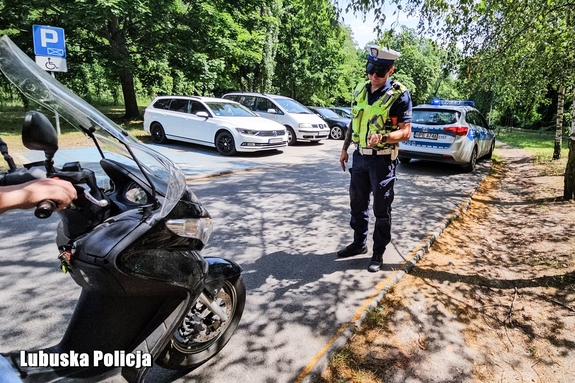 Policjanci czuwają nad bezpieczeństwem kierujących jednośladami