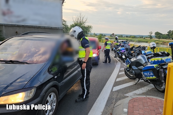 policjanci kontrolują trzeźwość kierowców