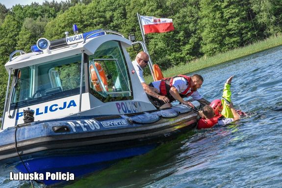 Woda to żywioł niewybaczający błędów – uważajmy podczas letnich kąpieli!