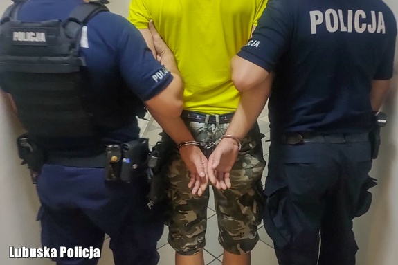 Mimo sądowych zakazów, wsiadł za kierownicę osobówki. 43-latek zatrzymany przez policjantów