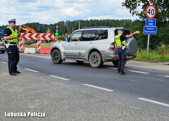 Z lądu i powietrza policjanci monitorują przestrzeganie przepisów ruchu drogowego