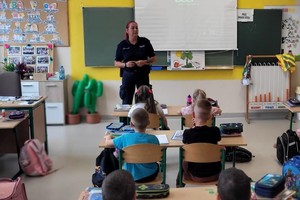 policjantka rozmawia z dziećmi