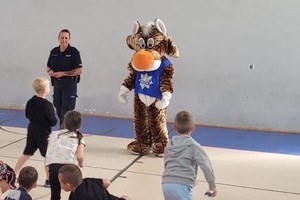 policjantka, maskotka i dzieci