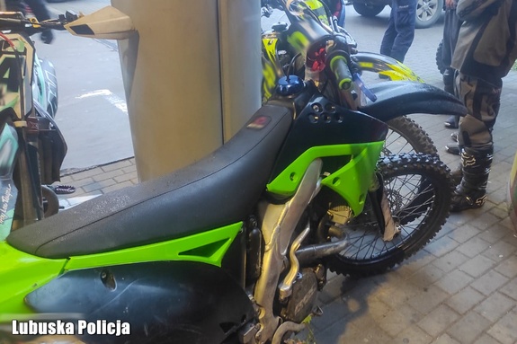 Brak prawa jazdy, rejestracji i ubezpieczenia – młodzi motocykliści staną przed sądem