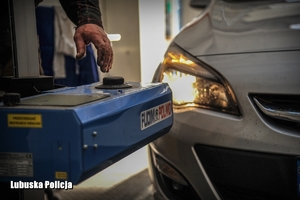 urządzenie przy reflektorze samochodu