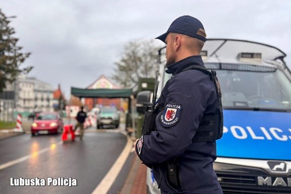 policjant w rejonie przejścia granicznego