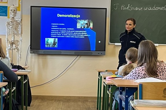 Bo najważniejsze jest bezpieczeństwo. Policyjny profilaktyk w szkole