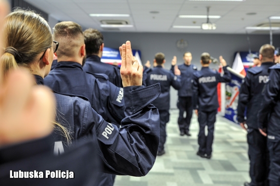 „…Służyć wiernie Narodowi…” – 64 nowych policjantów ślubowało na sztandar
