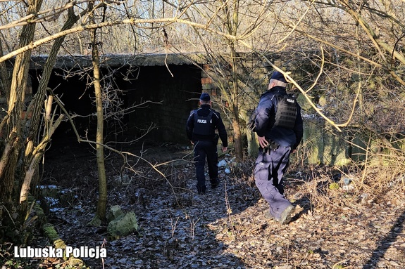 Policjanci sprawdzają pustostany i pomagają potrzebującym
