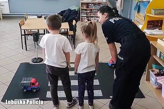 Policjanci promują zasady bezpieczeństwa podczas aktywności zimowych