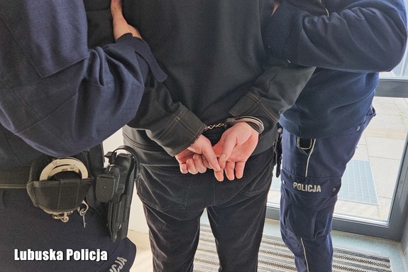 policjanci prowadzą zatrzymanego