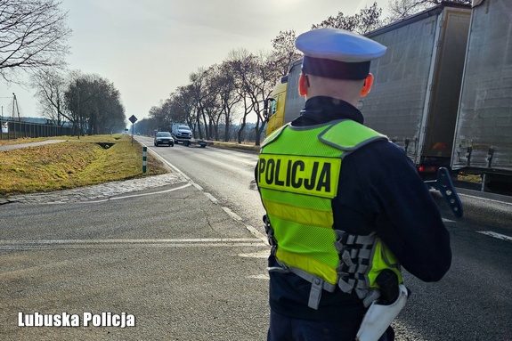 policjant obserwuje ruch na drodze