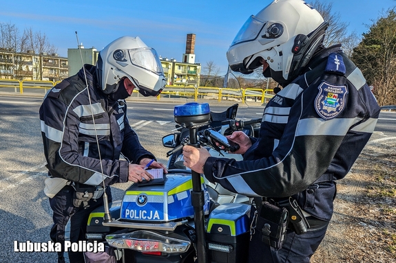 Policyjni motocykliści rozpoczęli sezon – zapewniamy bezpieczeństwo na jednośladach