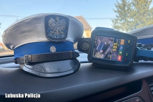 czapka policyjna i urządzenie do pomiaru prędkości z widocznym pomiarem