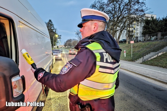 policjanci kontrolują trzeźwość kierowców