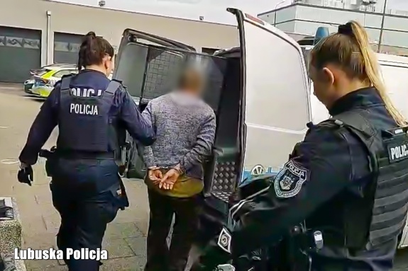 policjantki prowadzą zatrzymanego