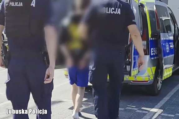 policjanci prowadzą zatrzymanego
