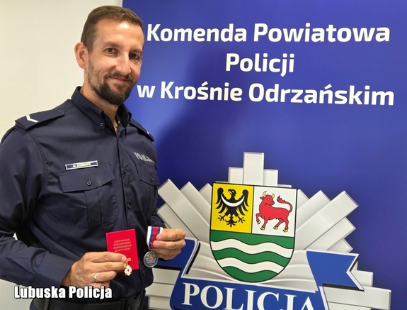 policjant z medalem i odznaczeniem