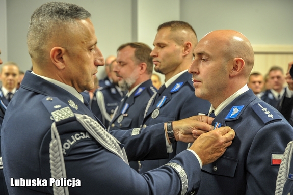 wręczanie odznaczeń przez komendanta